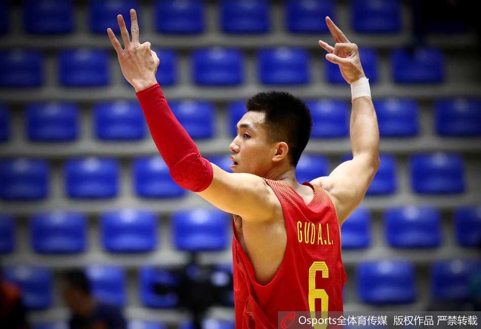 郭艾伦从青涩少年到亚洲顶尖后卫的热血进化史 身经百战的郭艾伦如今在场上更加从容自信,面对防守阅读比赛,用一次精准的传球撕开对手防线,盘活全队进攻,尽显核心控卫本色。