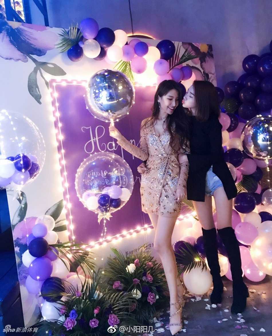 闺蜜合影中，几位女神亲密相依，各具特色的美貌与高挑身材构成了一道靓丽的风景线