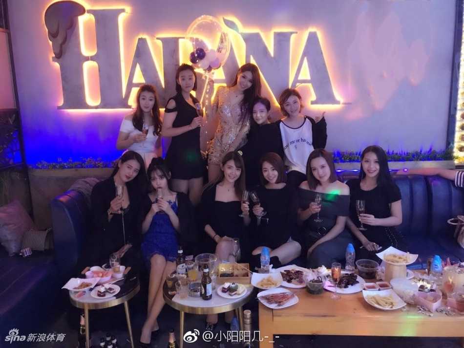 寿星马阳阳在生日派对上笑靥如花，身着一袭简约装扮，难掩其高挑出众的模特气质