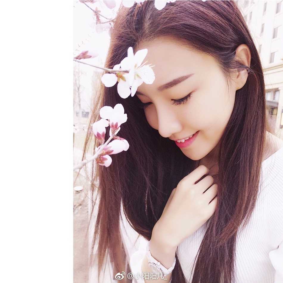 郭艾伦前女友马阳阳近况,从模特到珠宝设计师的华丽转身 马阳阳与香港珠宝学院院长合影,手拿证书的她眉眼弯弯,难掩获得专业认可的喜悦