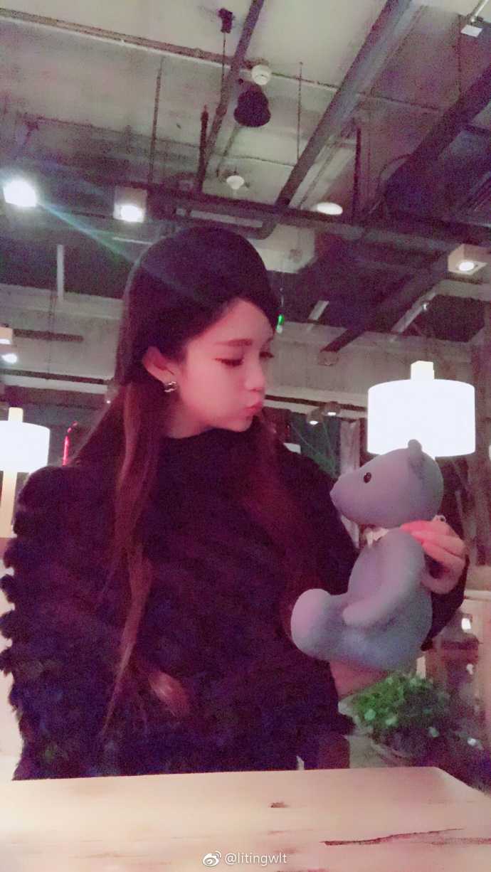 郭艾伦情感往事新篇:从空姐前女友到篮球网红 夕阳的余晖勾勒出温柔的侧颜,她轻抚秀发,眼神清澈而明亮,画面中洋溢着青春特有的朝气与对生活的无限热爱。