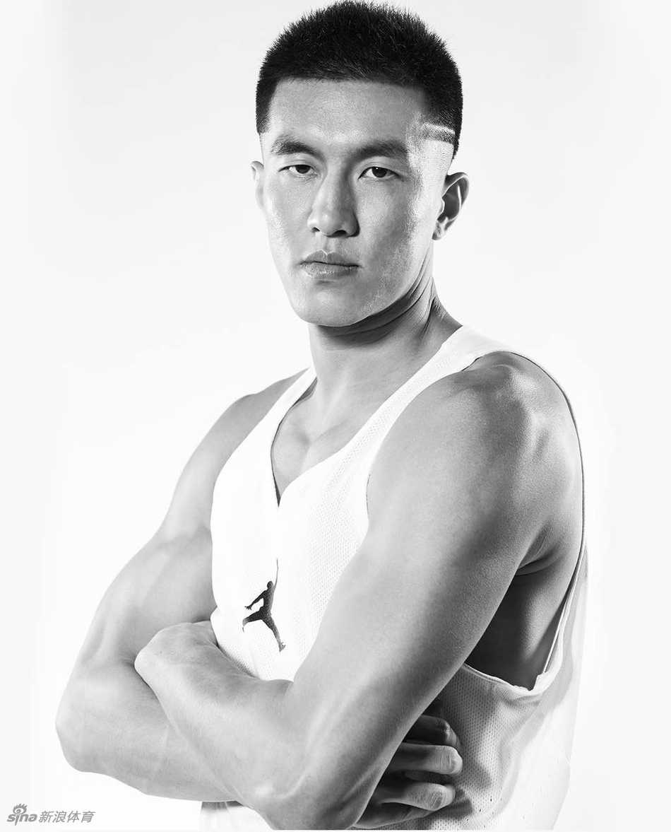 郭艾伦携手乔丹品牌,亚洲第一控卫开启传奇新篇章 郭艾伦面对镜头神情霸气坚毅,双手紧握篮球,仿佛在向世界宣告亚洲球员同样能驾驭顶级篮球品牌的野心与自信。