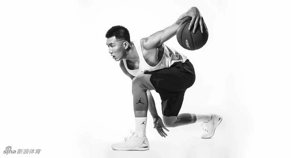 郭艾伦携手乔丹品牌,亚洲第一控卫开启传奇新篇章 郭艾伦在快速突破中娴熟控球,球感极佳仿佛与手融为一体,展现出其作为顶级控卫扎实的基本功和卓越的球性。