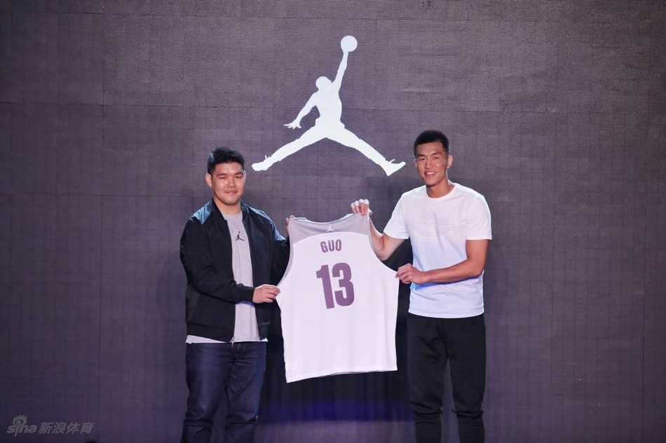 郭艾伦携手乔丹品牌,亚洲第一控卫开启传奇新篇章 AJ品牌发布的郭艾伦炫酷海报,光影交错间突显其冷峻面容与犀利眼神,象征着他作为品牌亚洲首位代言人的全新征程与历史性时刻。