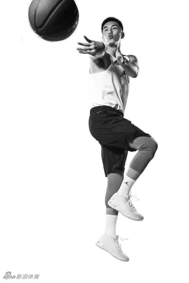 郭艾伦携手乔丹品牌,亚洲第一控卫开启传奇新篇章 郭艾伦小试身手后轻松展示球衣,自信从容的笑容中带着一丝大男孩的顽皮,仿佛在告诉世界他已准备好迎接新的挑战。