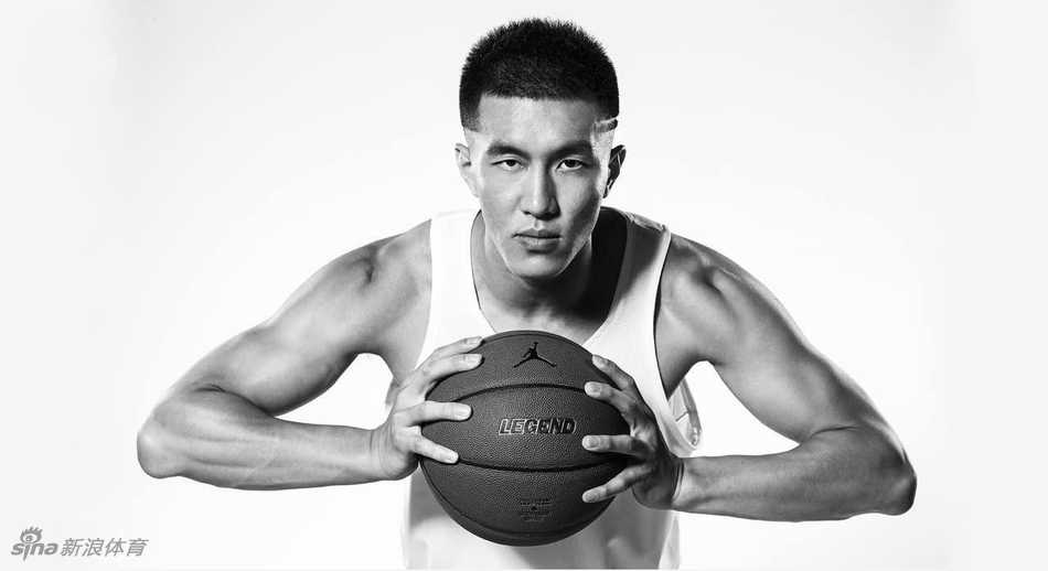 郭艾伦携手乔丹品牌,亚洲第一控卫开启传奇新篇章 赛场上郭艾伦娴熟地完成胯下运球,眼神专注而灵动,潇洒的身姿将美式后卫的技巧与本土篮球的智慧完美融合。
