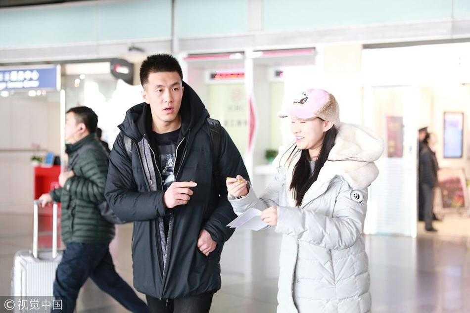 郭艾伦机场邂逅迷妹追随,怠惰神情难掩耐心善意 拿到签名的迷妹双手捧着签名本,眼睛弯成月牙,嘴角上扬,身旁的同伴也探过头来分享喜悦,仿佛得到了全世界最珍贵的礼物