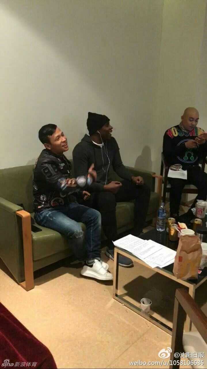 最后一张大合影，三人脑袋凑在一起，郭艾伦居中，宋小宝和哈德森在两侧，全都咧嘴露出大白牙，笑得眼睛眯成一条缝，画面充满了喜感。