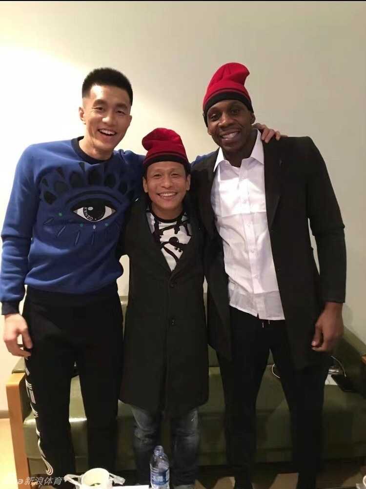 宋小宝和哈德森戴着同款红色毛线帽，二人对着镜头咧嘴大笑，不仅表情神同步，就连眼角的笑纹都如出一辙，像极了刚认亲的哥俩。