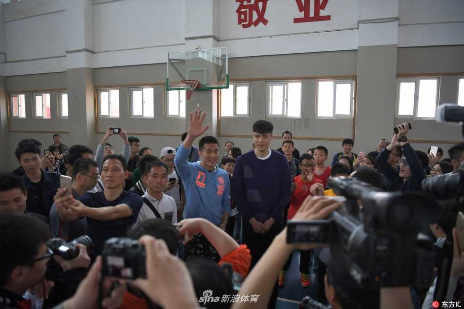 在简易的场地上，郭艾伦全神贯注，展示了一套令人眼花缭乱的运球技巧，让围观的同学惊叹不已。