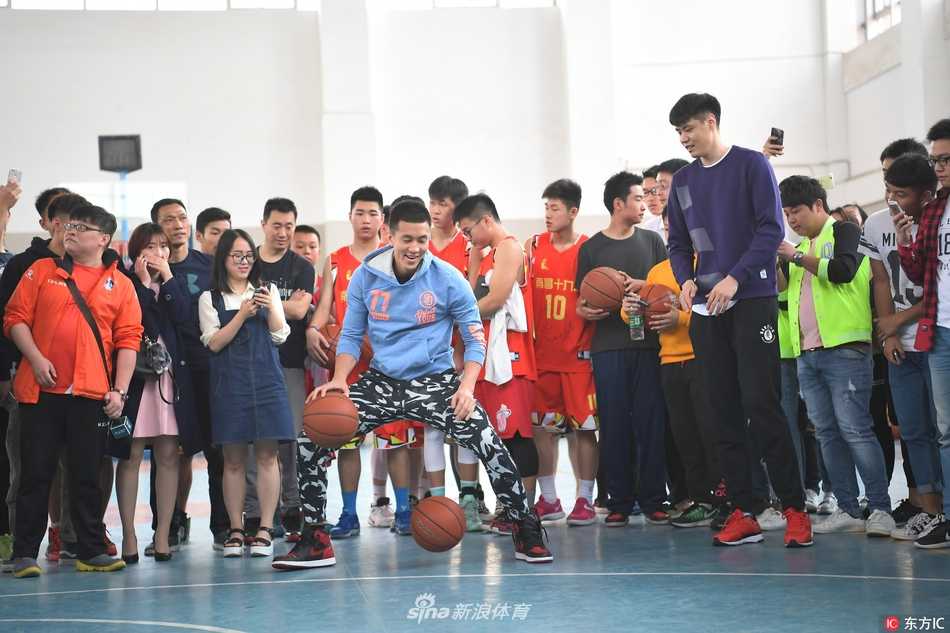 郭艾伦拿起手机与身后的同学们玩起自拍，搞怪表情不断，瞬间抓住了全场所有人的注意力。