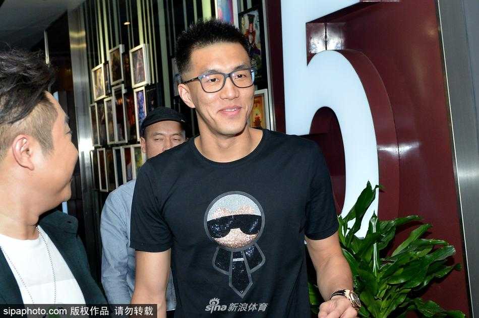 大鹏和乔杉在沈阳首映礼上相视而笑，两人眼神中充满对电影的自信与期待，身后是热情的东北观众