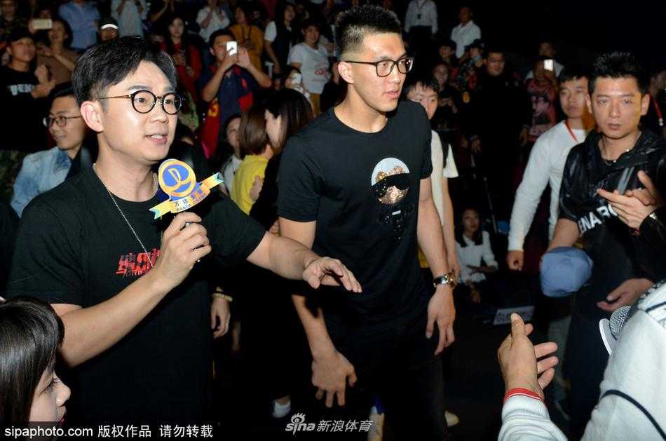 赵本山身着休闲装低调现身首映礼现场，面容慈祥地看着台上的徒弟大鹏，眼中满是欣慰与骄傲