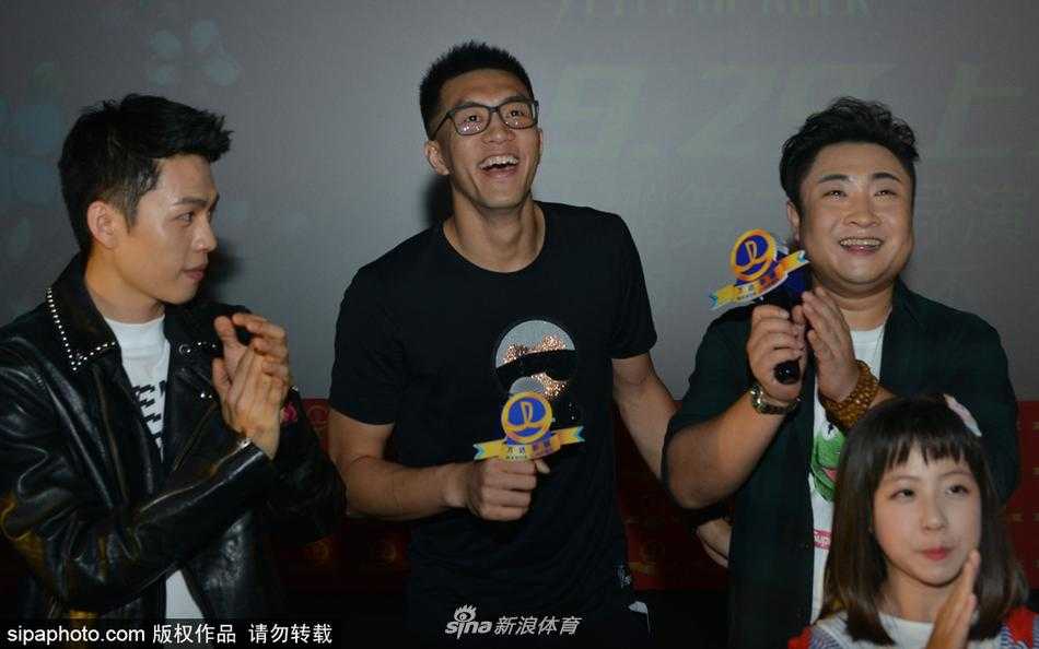 大鹏与郭艾伦在首映礼后台勾肩搭背亲密合影，两人笑得像孩子一样开心，体育与娱乐的友谊在这一刻定格