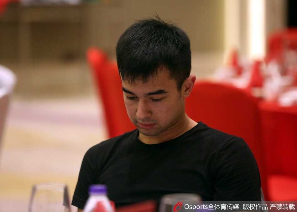 几位八一队员手持印有个人号码的球衣，并肩站在背景板前合影。他们的笑容中带着一丝青涩，却又充满了朝气。新赛季的球衣在闪光灯下格外醒目，这几件看似普通的战袍，即将在没有外援助阵的情况下，扛起捍卫“铁军”尊严的重任。