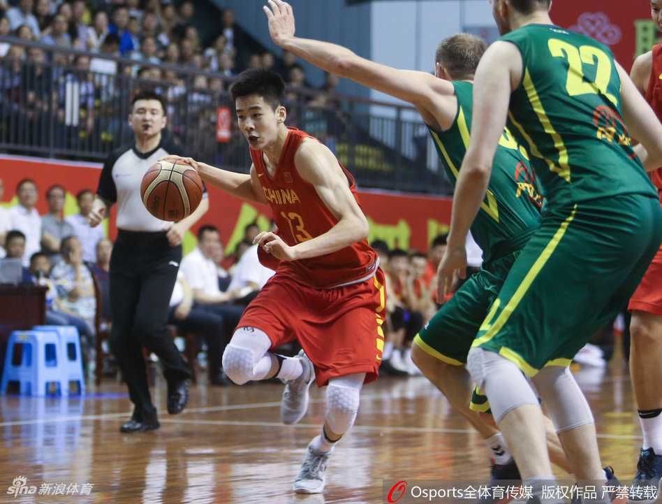 混血中锋丘天在篮下卡位要球，他张开双臂牢牢占据有利位置，身后的立陶宛球员奋力顶防，肌肉碰撞的张力十足