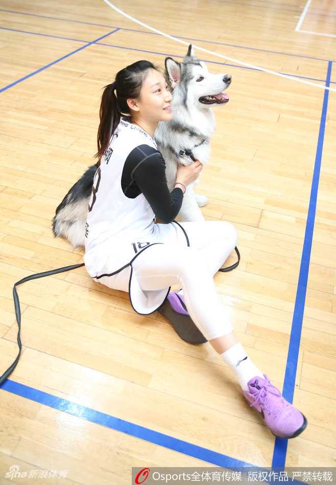金兰携瑞犬,京城展英姿:北京女篮新春写真定格柔情与霸气 高颂单手托起懵懂小狗,眼神里满是好奇与宠溺,如同她在篮下精准地托起篮球,轻松写意。