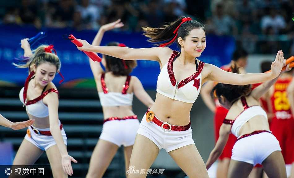 啦啦队宝贝们身披红色劲装，在天河体育馆的聚光灯下，动作整齐划一，一个利落的功夫式高抬腿，瞬间引爆全场气氛。