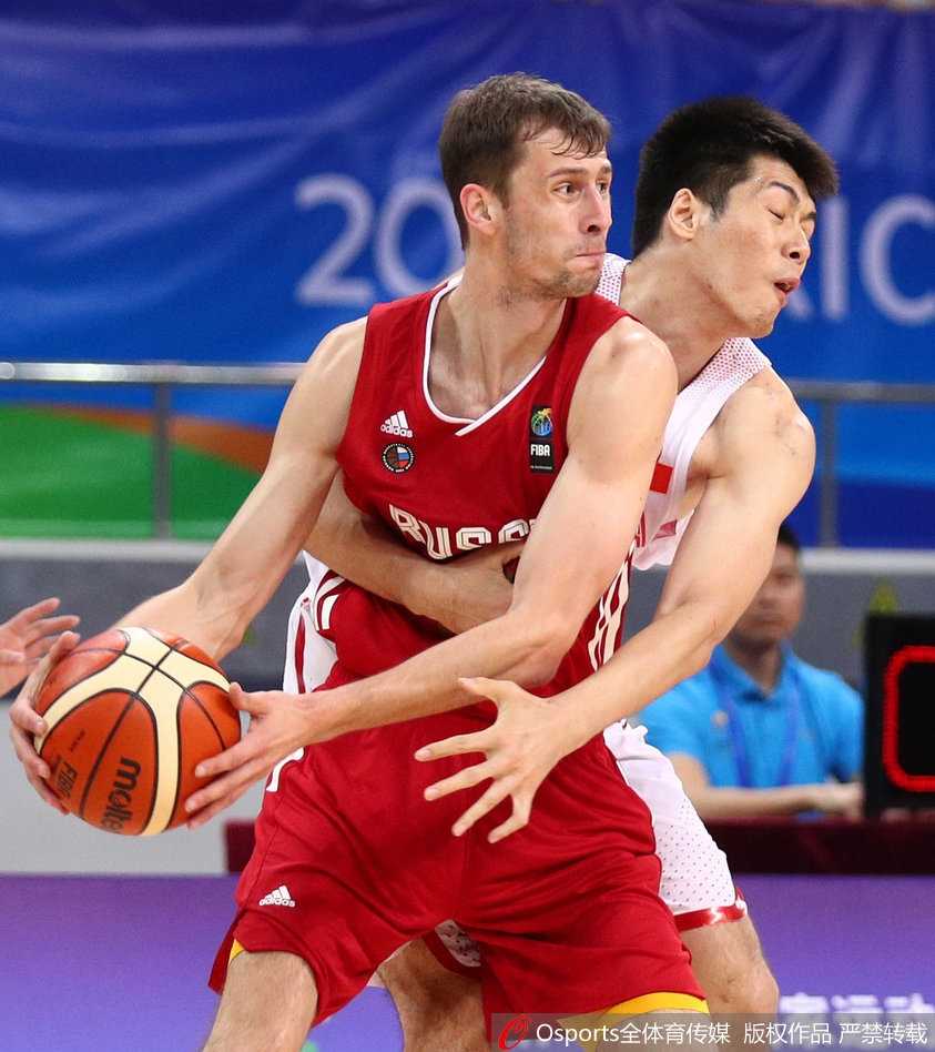 胡金秋在俄罗斯队员头顶摘下进攻篮板，二次进攻动作舒展，充满青春活力