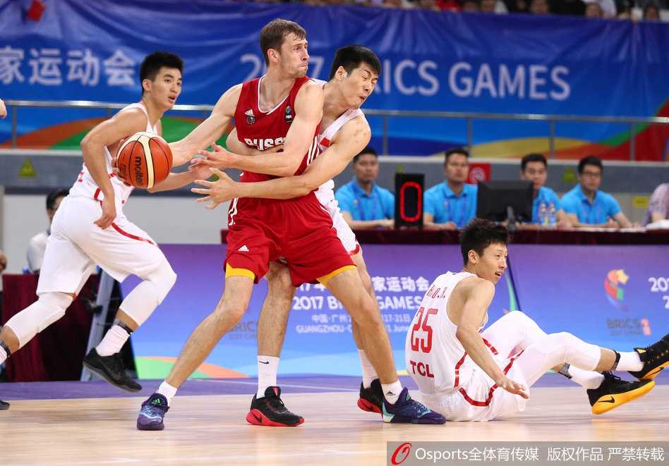 韩德君背身单打俄罗斯防守悍将，凭借强壮身体强行转身，坦克式碾压上篮