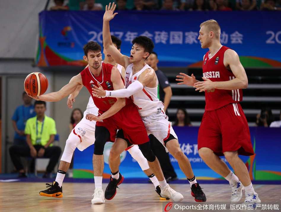 杜锋场边战术指导，双手比划耐心讲解，年轻球员们围拢倾听认真专注