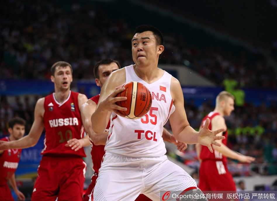 中国男篮蓝队首发五虎神情坚毅踏入战场，天河体育馆内五星红旗随风舞动