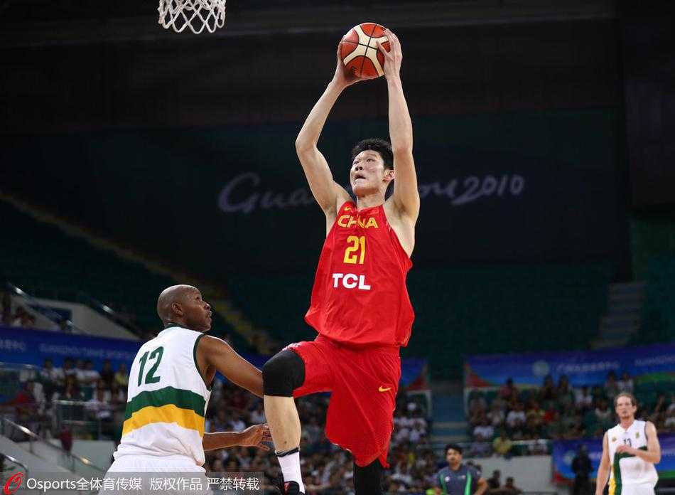 中国队后卫刘晓宇运球突破南非队的严密防线，他重心压低，利用娴熟的胯下运球试图晃开防守角度，为队友创造进攻机会。