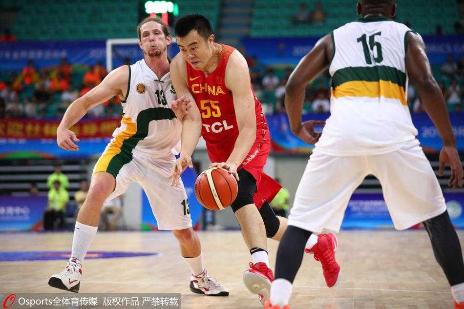 中国队球员韩德君在篮下强攻，面对南非队防守球员的贴身干扰，他凭借强壮的身体稳稳卡住位置，准备完成一次势大力沉的灌篮。