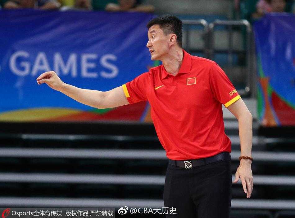 胡金秋在防守端高高跃起，长臂完全伸展，以一记势大力沉的封盖拒绝了对手的上篮，篮下的他眼神中透露着不可侵犯的威严。