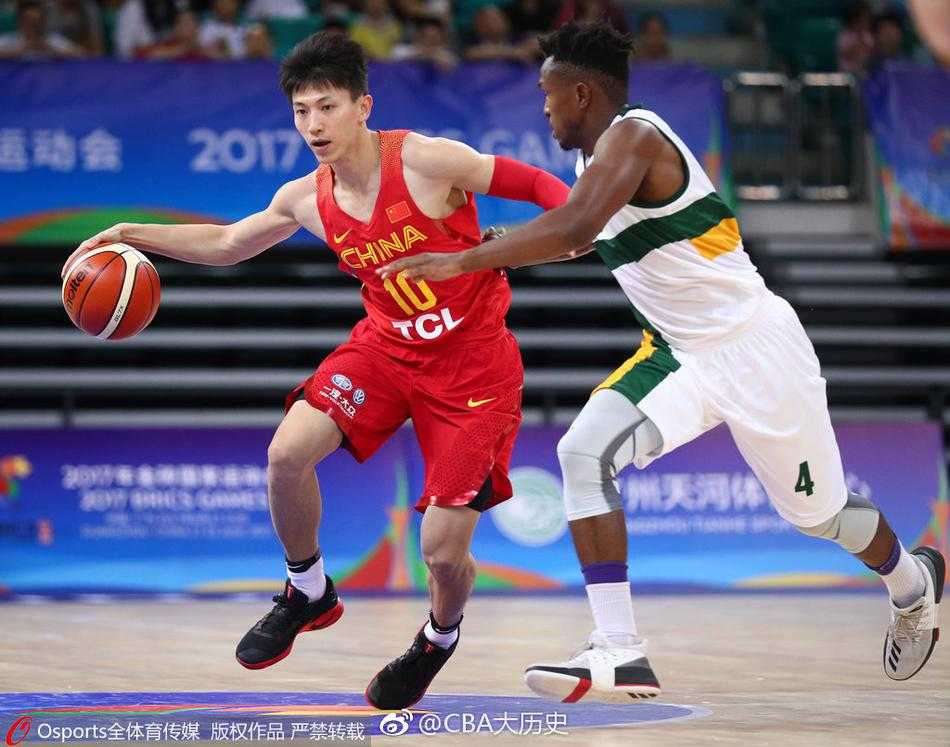 身披白色战袍的任骏飞在罚球线附近稳稳跳投，眼神坚毅，防守球员虽奋力扑防却已为时已晚。