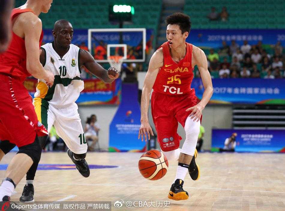 韩德君在三人包夹之下强硬摘下前场篮板，庞大的身躯如同禁区内的擎天柱，瞬间点燃了全场球迷的热情。