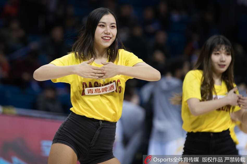 赛后，篮球宝贝们在清空的场地上进行最后的排练，她们一字排开，动作整齐而充满力量。虽然汗水已经浸湿了衣衫，但她们脸上依然洋溢着职业的微笑，为这场篮球盛宴画上了圆满的句号。