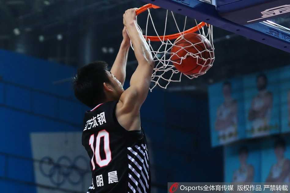 金陵英雄传:同曦铁骑斩落辽宁,郭一飞单节神射定乾坤 内线老将唐正东背身单打,凭借丰富的经验稳稳将球送入篮筐,为球队首节比赛奠定了坚实的基础。