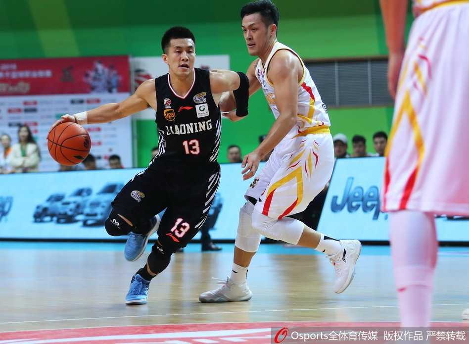 金陵英雄传:同曦铁骑斩落辽宁,郭一飞单节神射定乾坤 南京江宁体育中心灯火通明,全场球迷激情澎湃,共同见证同曦队史首胜辽宁的辉煌瞬间。