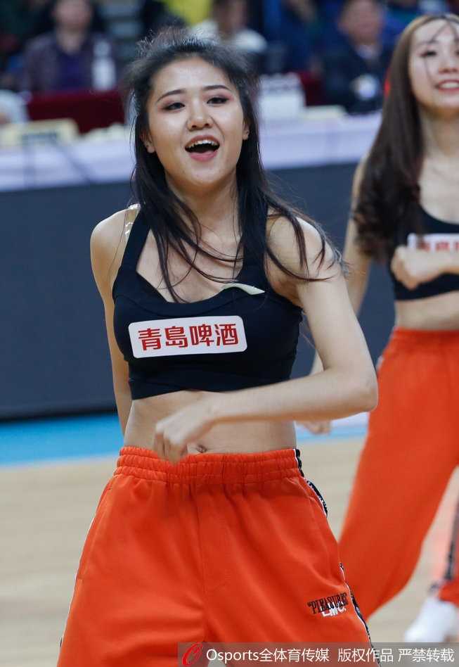 特写镜头下，这位宝贝的侧颜轮廓分明，飞扬的发丝下眼神专注而深情，她在用舞蹈诉说着对这片赛场最深沉的爱