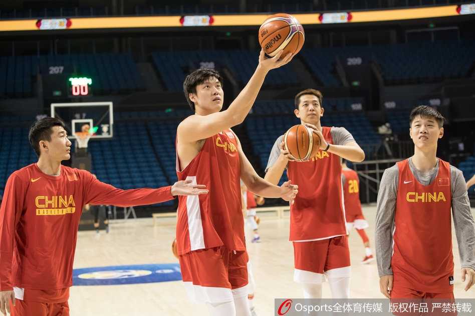南京青奥体育公园体育馆内，灯光聚焦在训练场上，巨大的空间更映衬出中国男篮将士们专注的神情，他们正为即将到来的世预赛做最后冲刺。