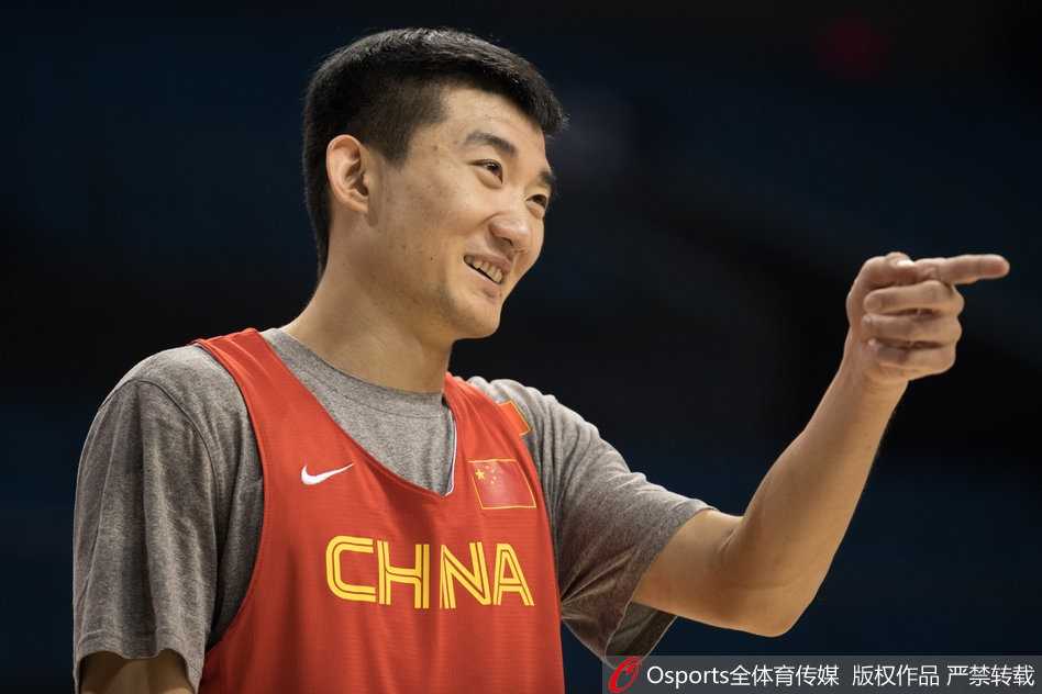 南京青奥体育公园体育馆内五星红旗格外醒目，球员们在进行最后的战术演练，宽敞明亮的场馆静待大战来临，首秀的序幕即将拉开。