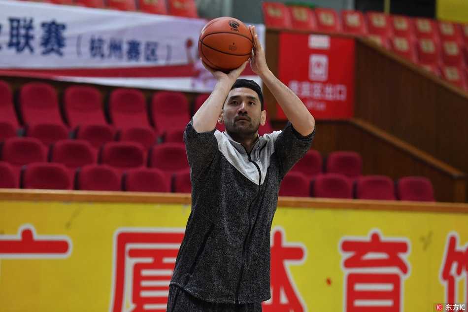 郭艾伦运球如风，脚下的步伐如同江南的雨丝般细密，每一次变向都在书写着新星崛起的篇章。