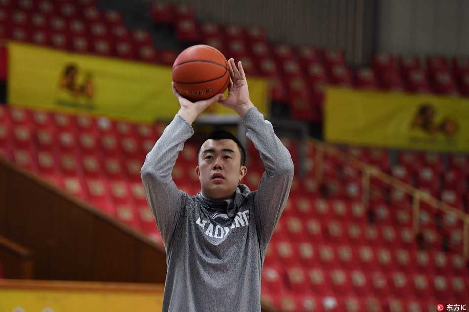 刘志轩侧身观望，眼神中透露着沉着与冷静，仿佛能看穿即将到来的对手所有的战术变化。