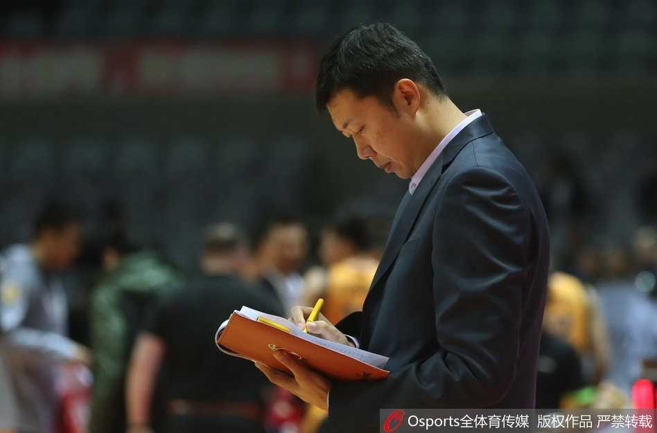 钻石斯科拉助山西攻克军旅,八一付豪空砍三十八分难救主 曾令旭鬼魅般突破八一防线,眼神余光扫视队友位置,一记穿云传球即将撕裂防守。