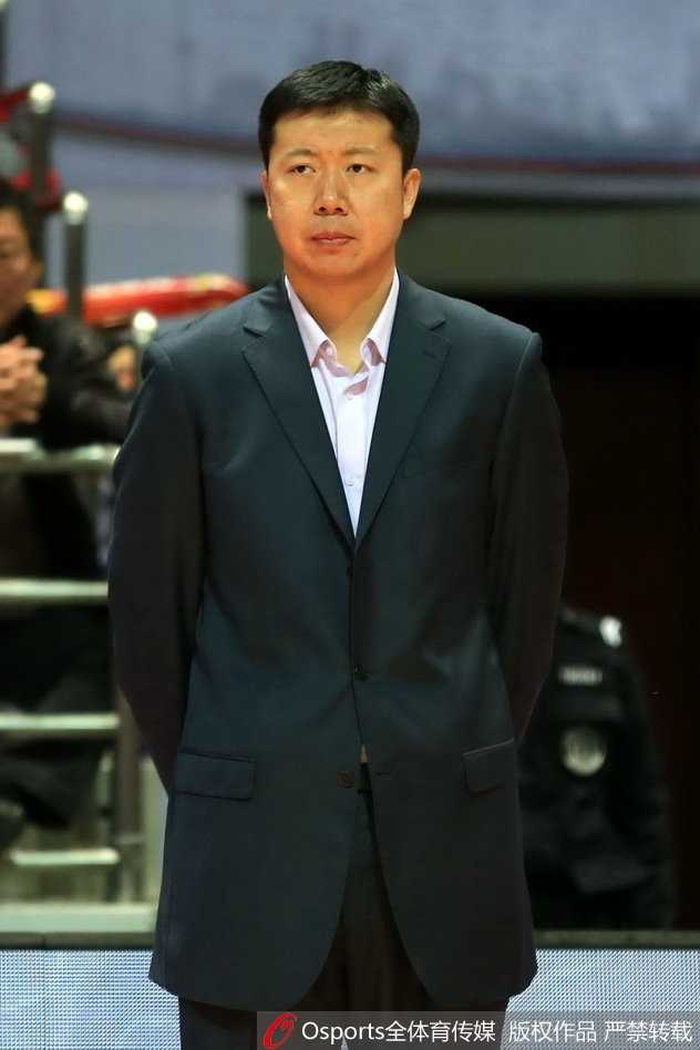 新疆队外援亚当斯面对八一队的严密防守，冷静地运球组织进攻，眼神中透露出必胜的决心。