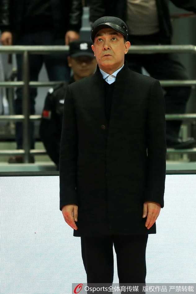 八一队核心刘航初在新疆队双人夹击下毫无惧色，奋力跃起强攻篮下，展现了本赛季个人得分新纪录的勇猛风采。