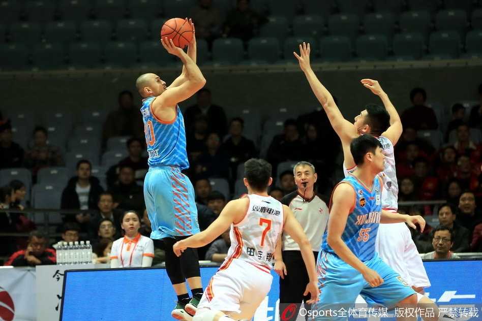 八一队年轻中锋付豪在新疆内线群中强行出手，虽然面对孙桐林等人的长臂干扰，依然勇敢地将球投向篮筐。