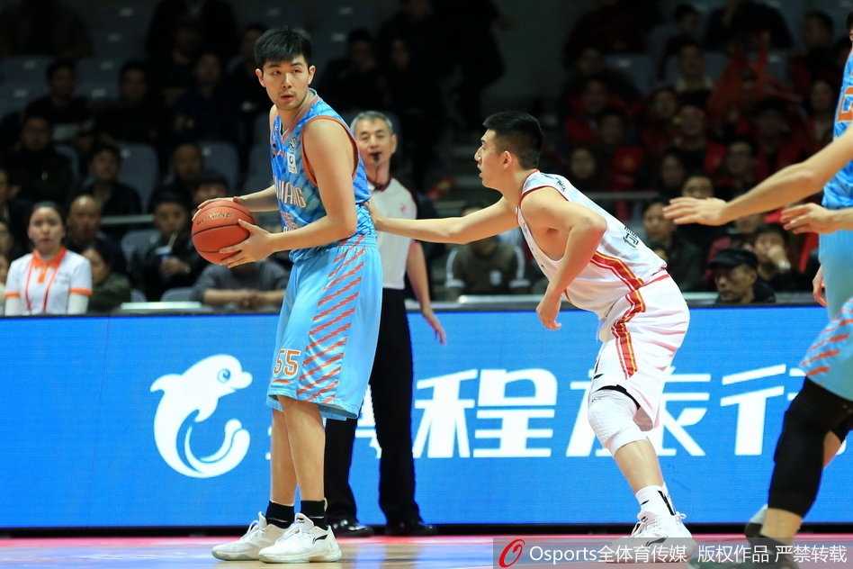 新疆队球员可兰白克在底角觅得良机，三分线外手起刀落，篮球划出一道美妙的弧线直奔篮筐。