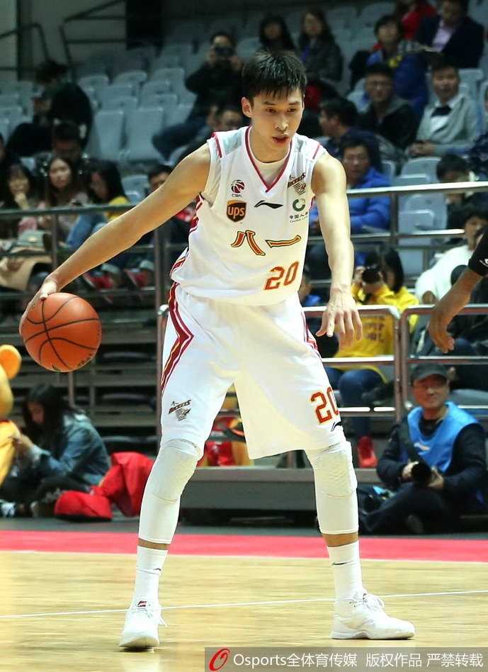 江苏队老将易立犹如一道白色闪电，抢断成功后上演标志性的单手劈扣，整个球馆都为他的风采所折服。