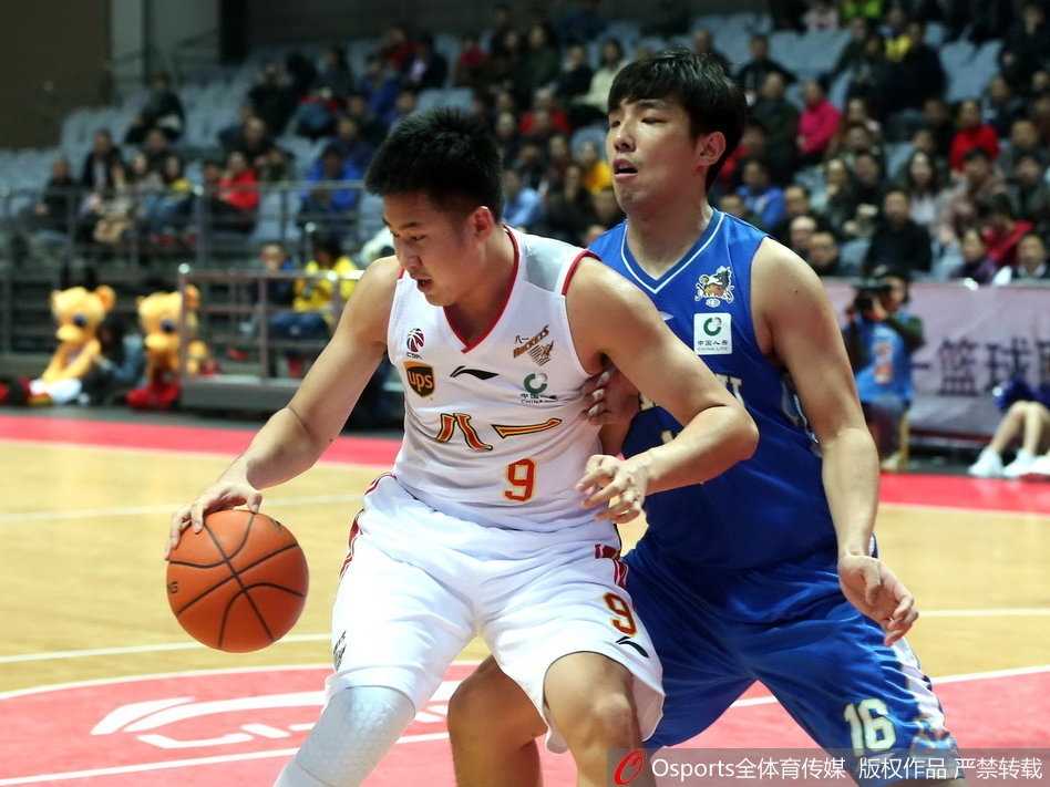 八一队内线付豪在江苏队两人夹击的缝隙中强行起跳上篮，展现了年轻球员初生牛犊不怕虎的锐气。