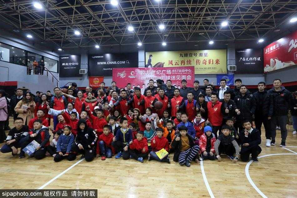 王治郅面带微笑，耐心地为每一位翘首以盼的球迷在篮球和球衣上签下名字，举手投足间尽显名宿风范。