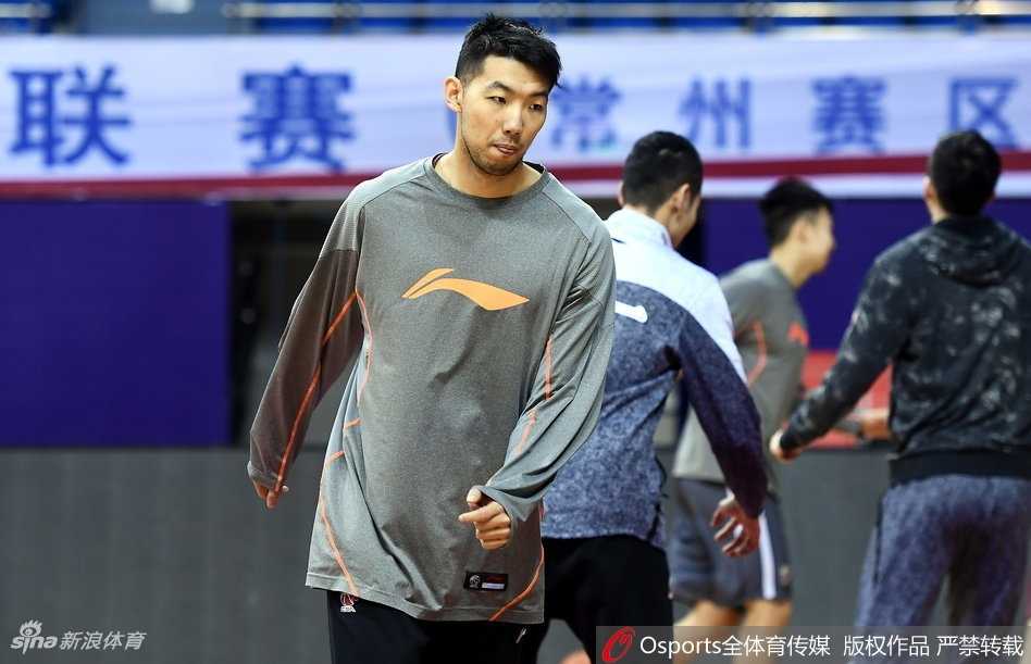 主教练阿的江双手抱臂，目光如炬地凝视着训练场上的每一个细节，仿佛要将战术板上的策略深深烙印在球员心中。