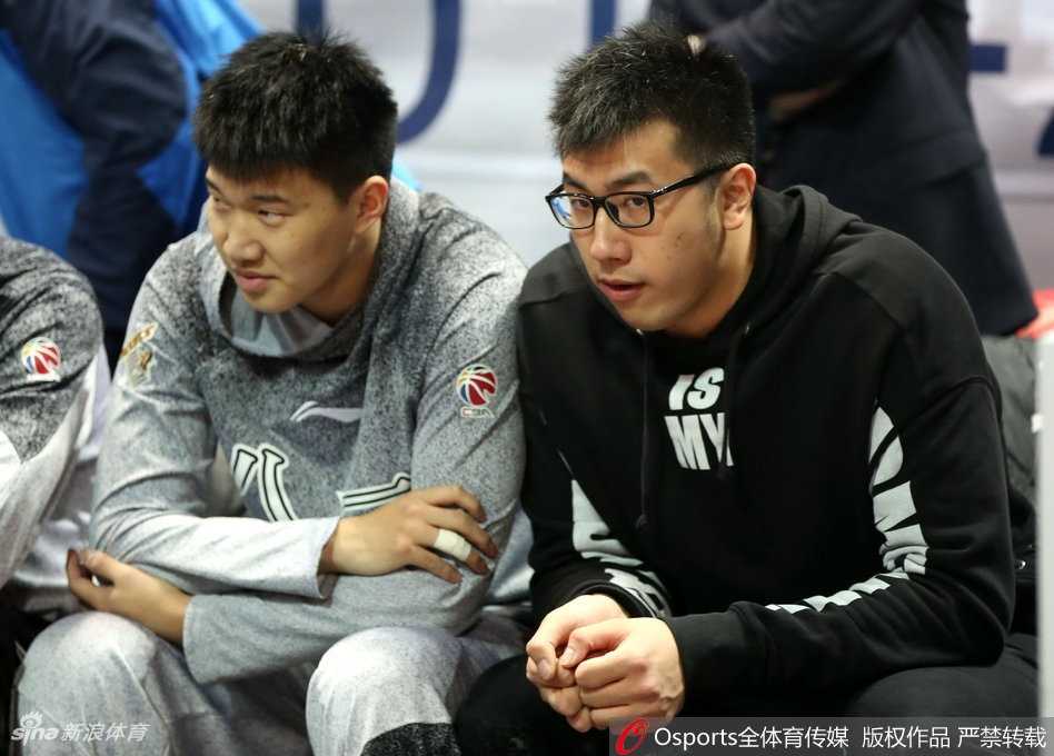 邹雨宸面带微笑眼神温暖