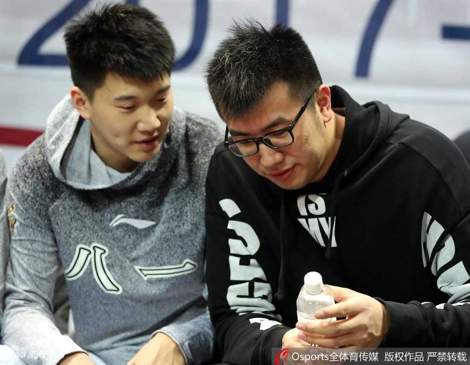 邹雨宸现身场边目光专注